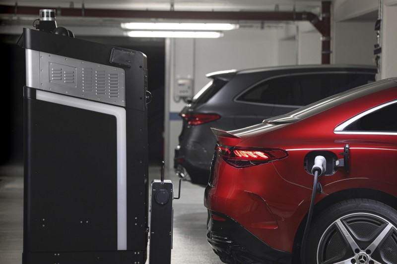 Robot-recharge-voiture-electrique-parking-Mercedes